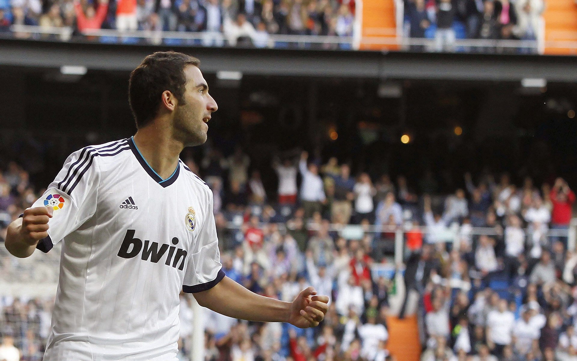 “马科斯·莫奇的强力防守与战术执行力,帮助美洲狮队在全球赛场占得先机”